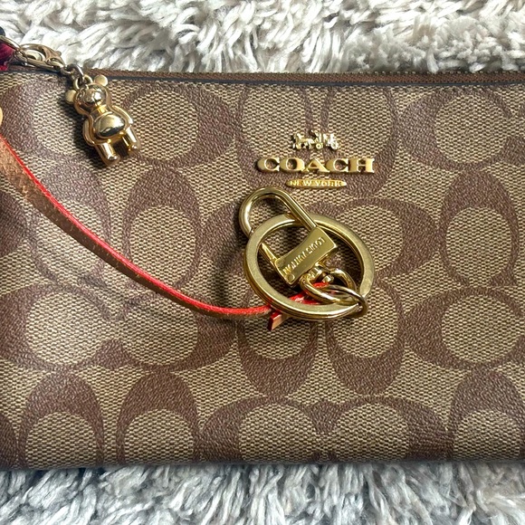 Large Corner Zip Wristlet in Signature Canvas. - Picture 4 of 7